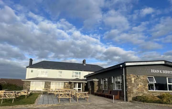 Отель The Blue Horizon Laherne Hill Экстерьер фото